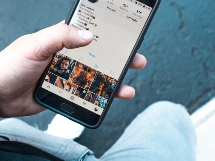 Writing Scroll-Stopping Social Media Hooks