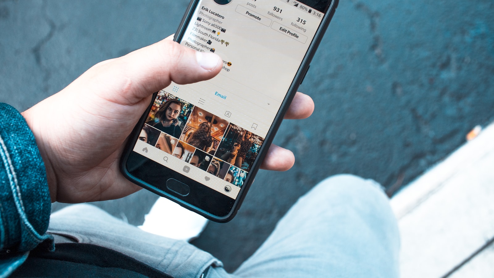 Writing Scroll-Stopping Social Media Hooks